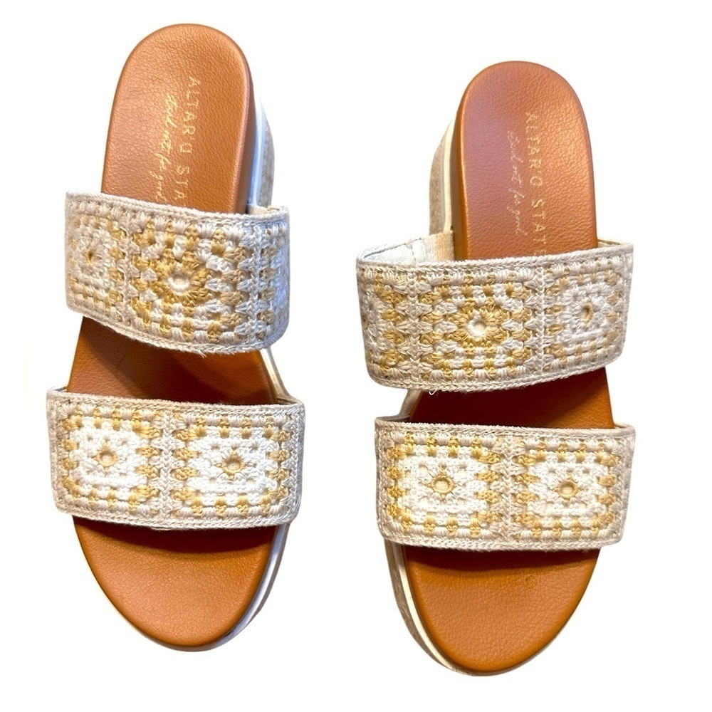 Altar'd State Elleni Crochet platform Sandals in cream & tan. Size 8 1/2